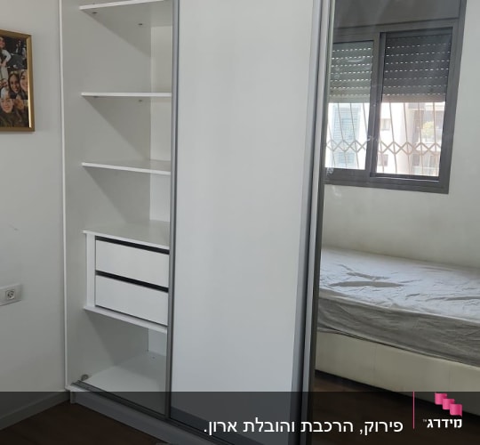 ארון בגדים עם דלתות הזזה ומראה